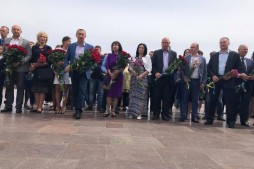 9 мая. Возложение цветов к памятнику Славы