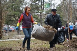 Жители Солнечного массово вышли на субботник