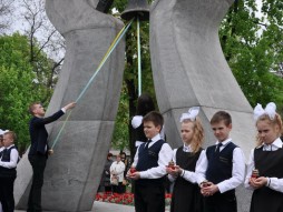 Возложение цветов к памятнику «Чернобыльский звон»